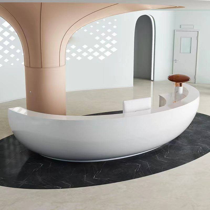 Bancone reception bianco ovale con colonna rosa