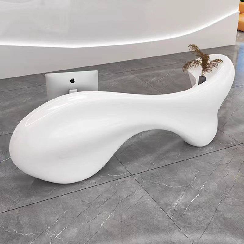 Bancone reception bianco dalle forme organiche