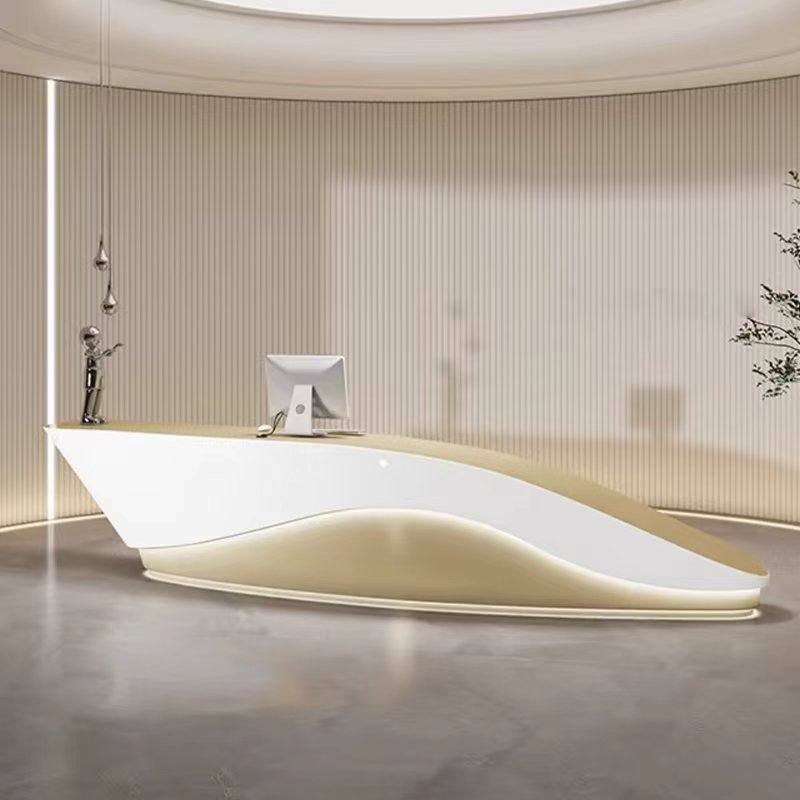 Bancone reception bianco e oro dalle linee curve