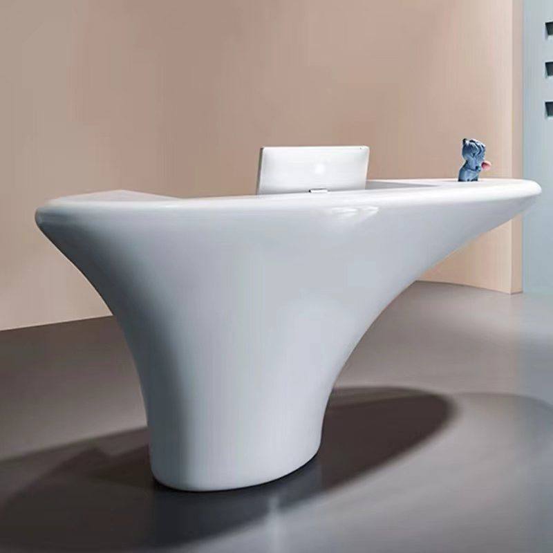 Bancone reception bianco a forma di calice