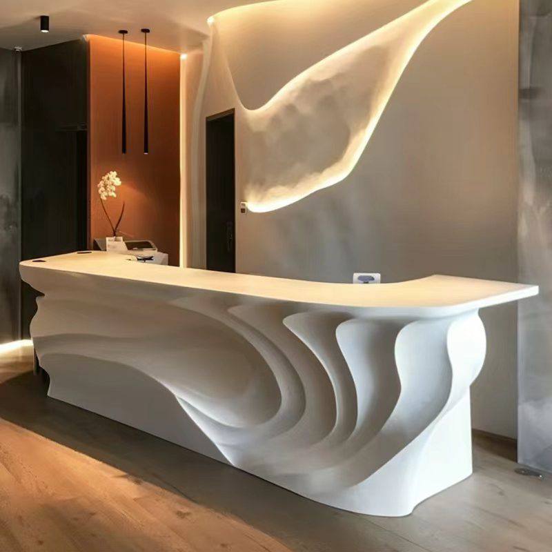 Bancone reception bianco con fronte scolpito a onde