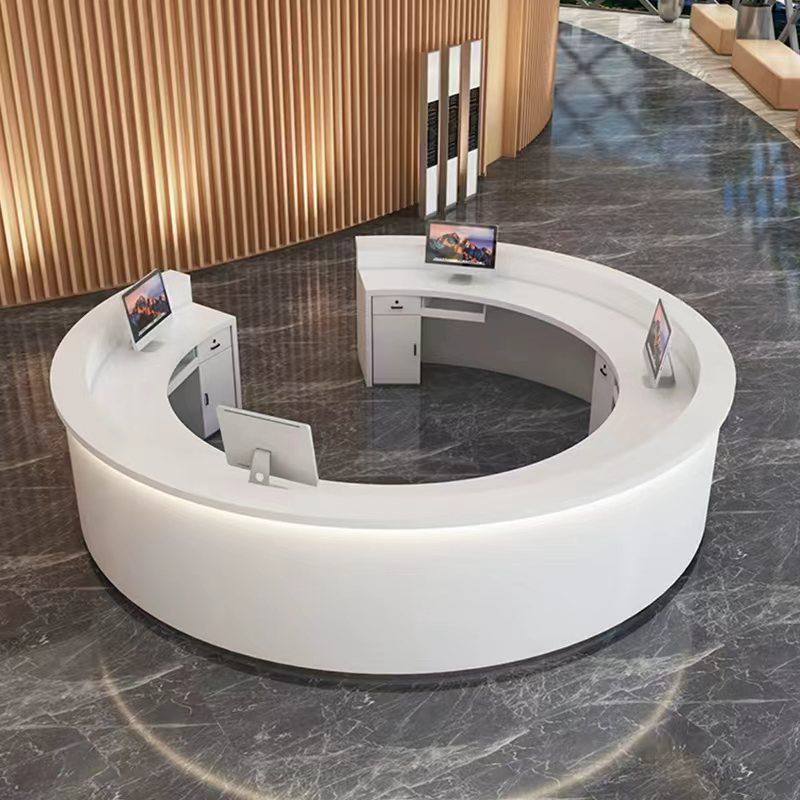Bancone reception circolare bianco con più postazioni