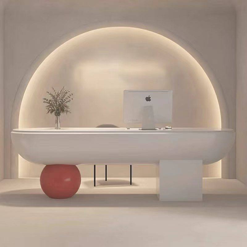 Bancone reception bianco sotto nicchia ad arco illuminata