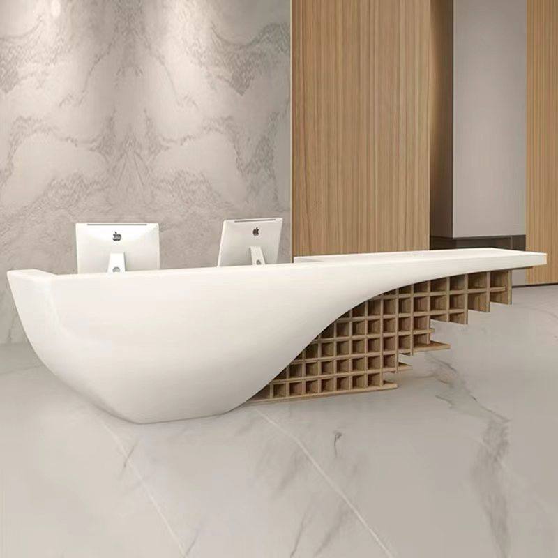 Bancone reception bianco con scaffalatura in legno
